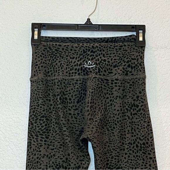 Beyond Yoga Printed Spacedye High Waisted Midi Legging in Eden Green Cheetah XS - Picture 6 of 14